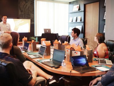 Off page SEO team meeting discussing outreach, backlinks, and digital marketing strategy